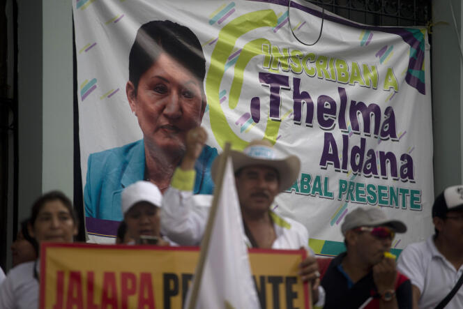 Des militants du parti Semilla protestent contre la décision de la Cour constitutionnelle guatémaltèque de ne pas inscrire l’ex-procureure Thelma Aldana comme candidate à la présidentielle prévue le 16 juin. Le 14 mai à Guatemala.