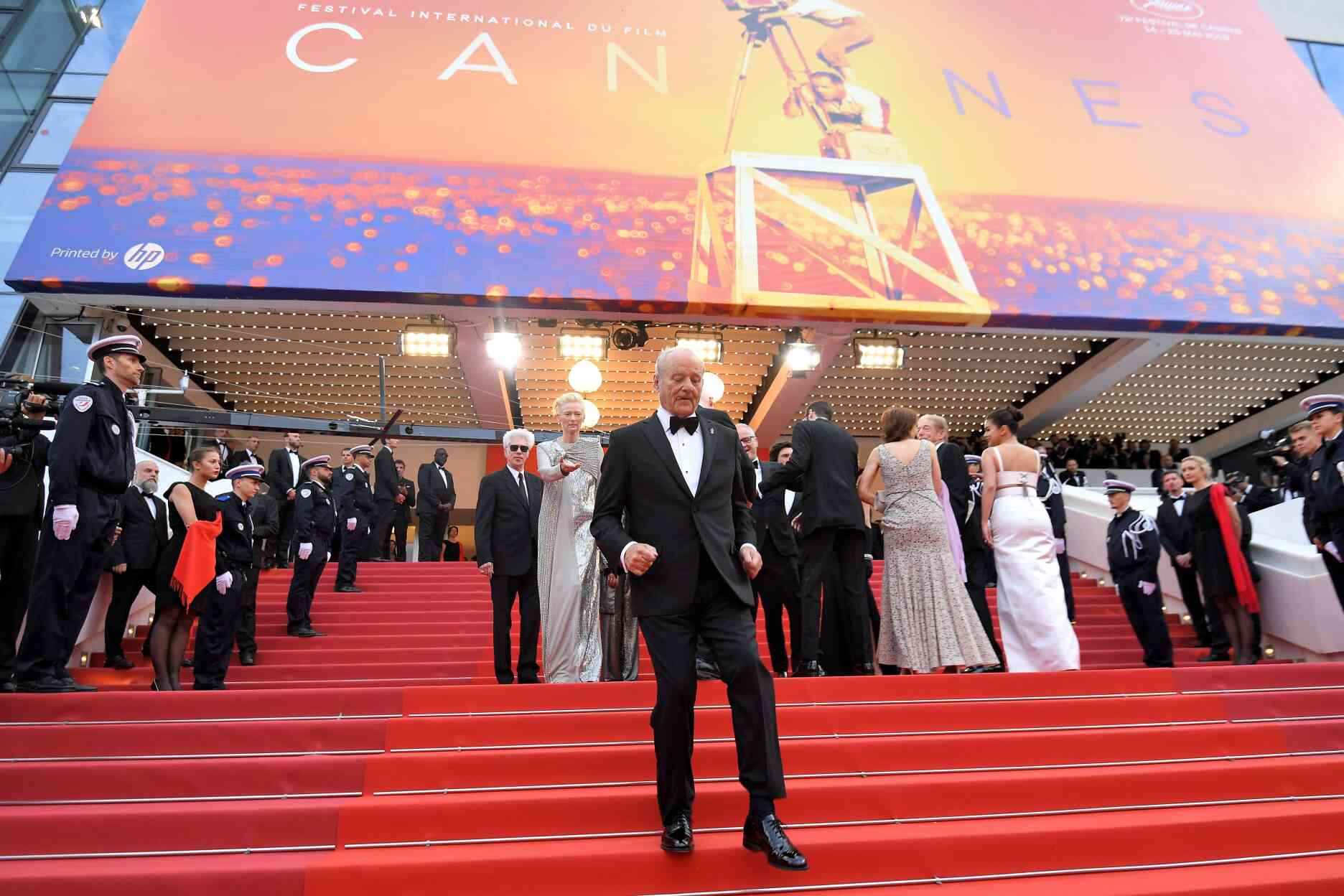 Au Festival de Cannes, première montée des marches et premier défilé de  stars