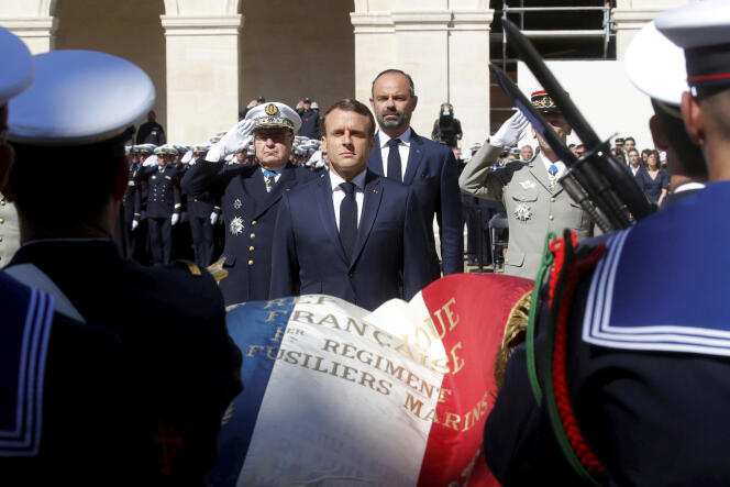 Emmanuel Macron rend hommage aux forces spéciales, lors de l’hommage à Cédric de Pierrepont et Alain Bertoncello aux Invalides, le 14 mai.