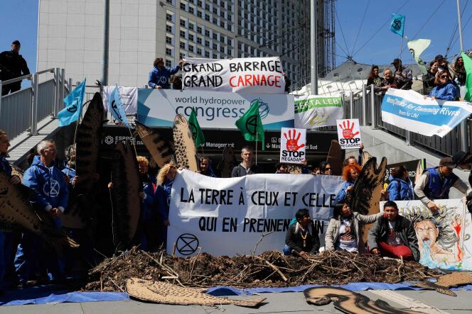 Des militants du mouvement Extinction Rebellion et de l’ONG Planète Amazone se sont mobilisés, mardi 14 mai à La Défense, contre les projets de grands barrages, à l’occasion de l’ouverture du Congrès mondial de l’hydroélectricité.