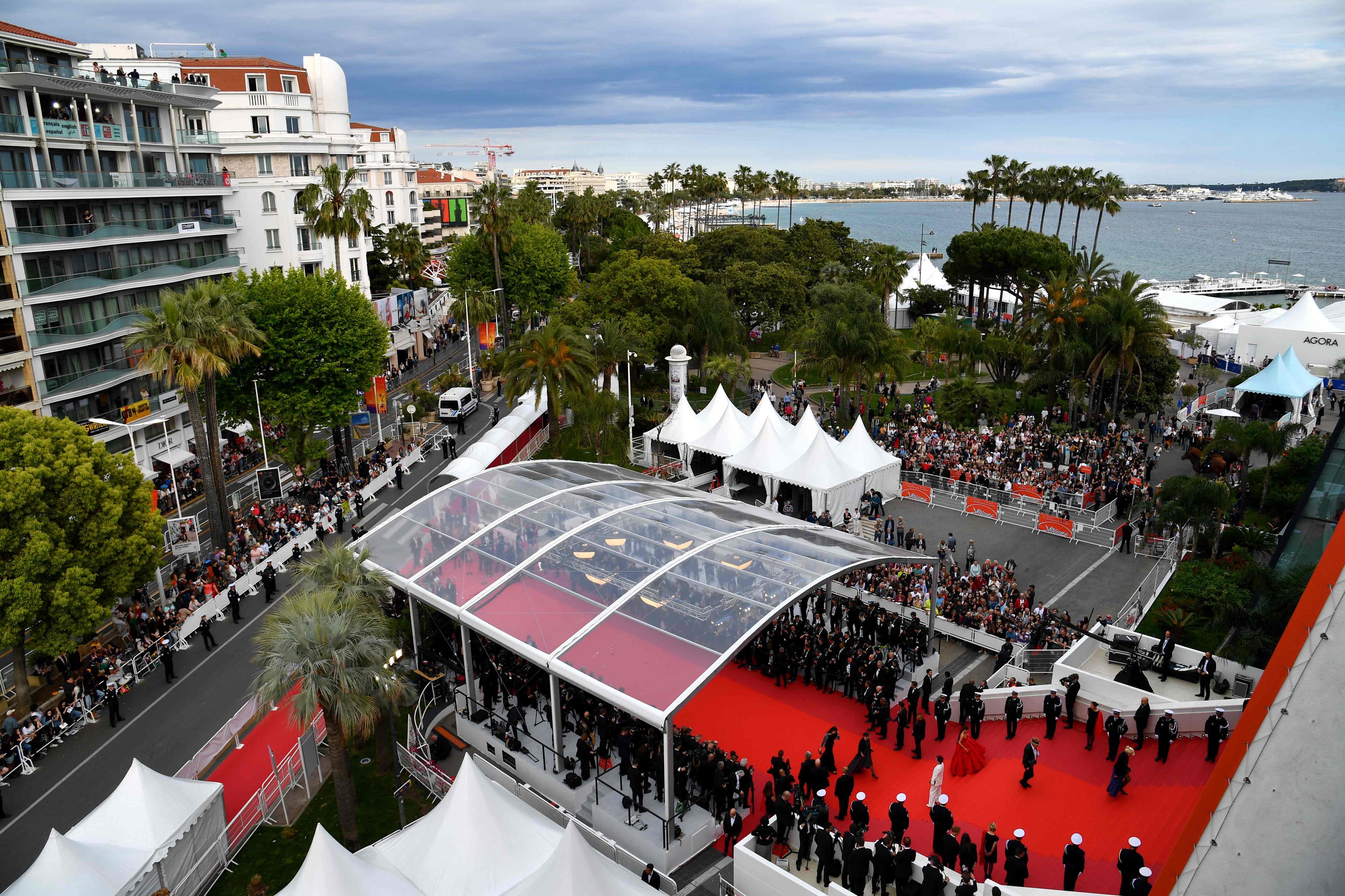Au Festival de Cannes, première montée des marches et premier défilé de stars