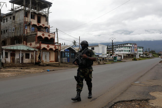 Un soldat camerounais patrouille dans la ville de Buéa, en région anglophone, en octobre 2018.