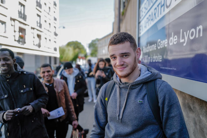 Bastien, 20 ans, est venu de Brétigny-sur-Orge (Essonne) pour postuler à la SNCF.