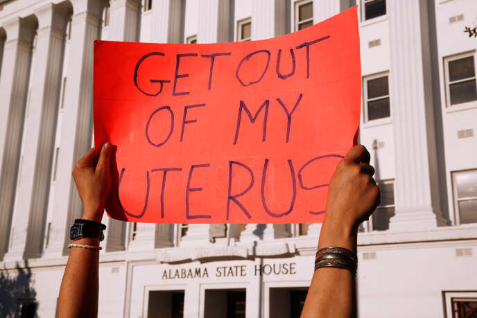 Des partisans de l’avortement manifestaient, mardi, devant le Parlement d’Alabama.