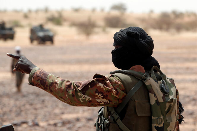 Soldat des forces armées maliennes lors d’une patrouille conjointe avec les militaires français de l’opération « Barkhane », en octobre 2017, à Tassiga, dans l’ouest du Mali.
