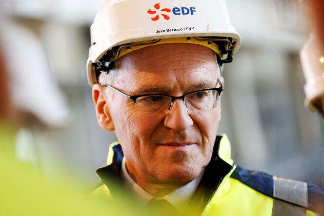 Le PDG d’EDF, Jean-Bernard Lévy, en visite sur le site de l’EPR de Flamanville (Manche), en février 2018.
