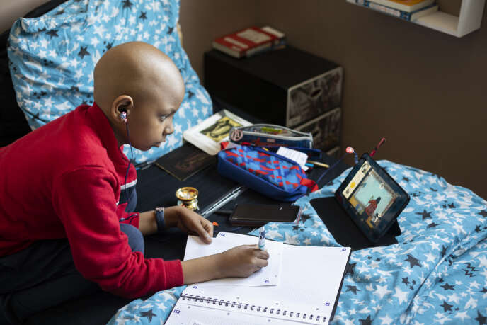 Nolann, 10 ans, atteint d'un neuroblastome, peut suivre ses cours à l’aide du cartable connecté. Le 14 mai, à Massy-Palaiseau (Essonne).