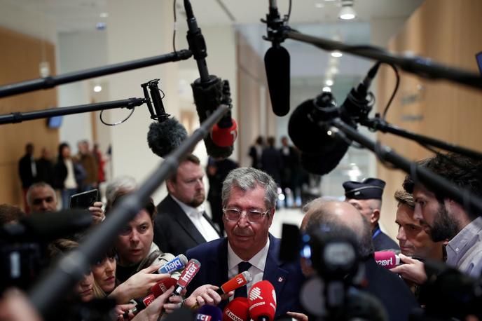 Patrick Balkany entouré de journalistes à la fin du premier jour de procès, le 13 mai.