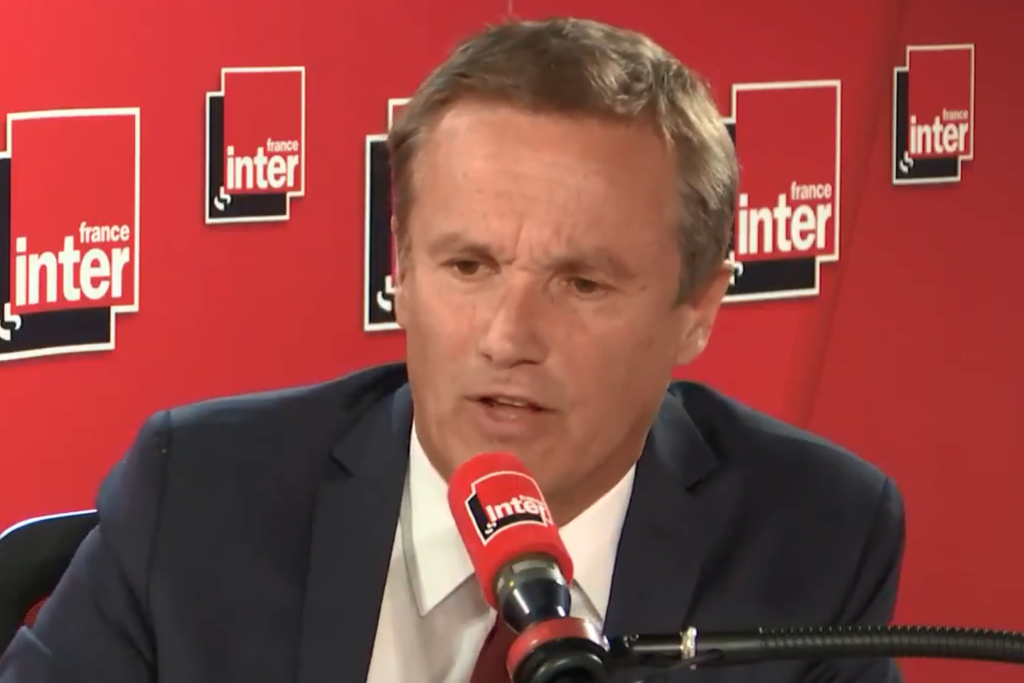 Image accompanying Le président de Debout la France prétend, depuis plusieurs semaines, dénoncer l’ampleur de l’immigration en Europe, mais se trompe systématiquement.
