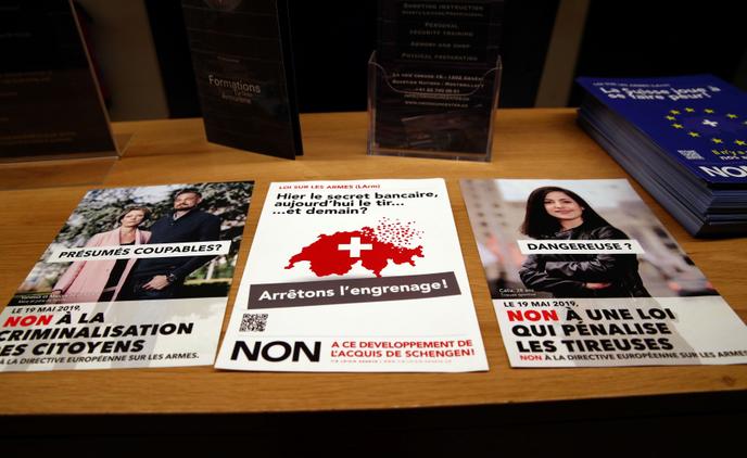 Des affiches pour inciter à voter « non » au référendum du 19 mai.