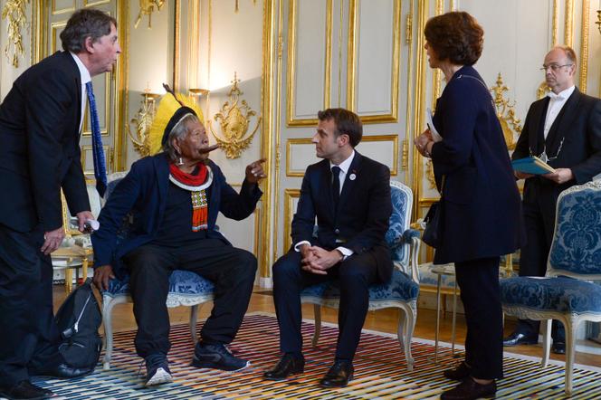 Le président français, Emmanuel Macron, rencontre le chef indigène brésilien Raoni Metuktire au Palais de l’Elysée, à Paris, le 16 mai 2019.