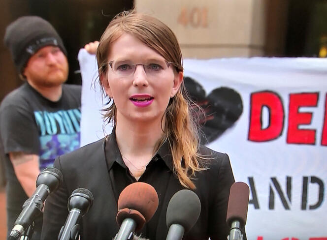 Chelsea Manning s’adresse à des journalistes devant le palais de justice fédéral à Alexandria (Virginie), aux Etats-Unis, le 16 mai 2019.