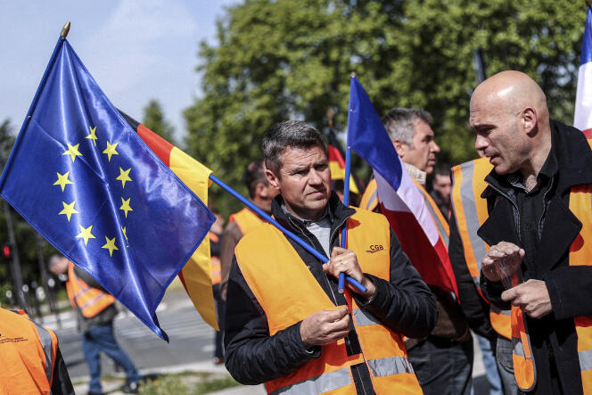 Manifestation de betteraviers devant l’ambassade allemande à Paris, mardi 7 mai, pour faire pression sur le groupe Südzucker qui veut fermer deux sucreries en France.
