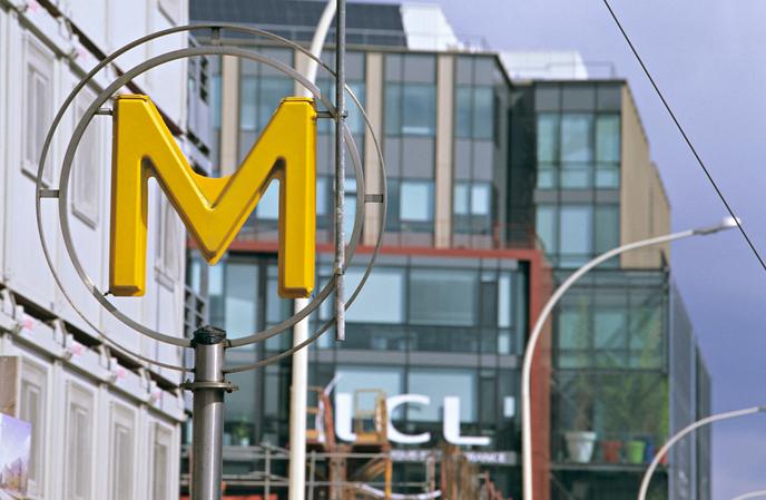 Le siège social de la banque LCL à la sortie du métro Villejuif / Léo Lagrange.