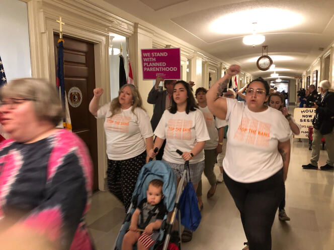 Des manifestants défilent dans les couloirs du Capitole du Missouri, vendredi 17 mai 2019, à Jefferson City, en opposition à la législation interdisant l’avortement à huit semaines de grossesse.