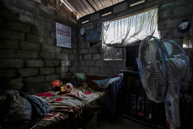 La chambre de Janisha Vidushan, 16 ans, à Negombo, le 30 avril. L’étudiant a été tué avec son cousin, sa tante et sa grand-mère.