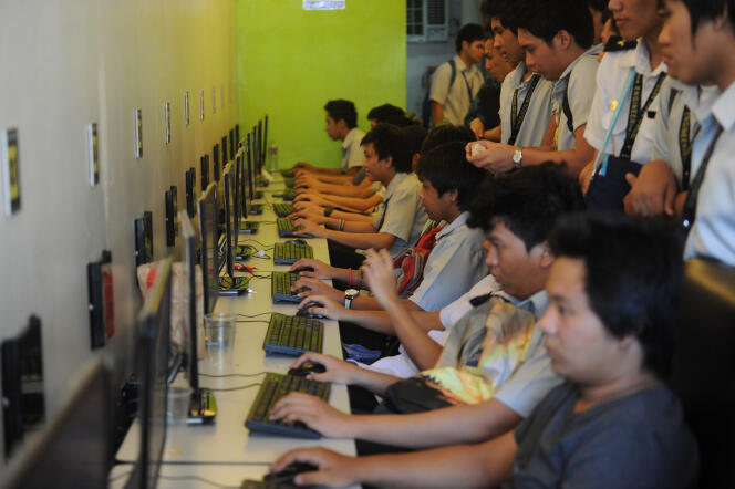 Dans un cybercafé de Manille, en 2014.