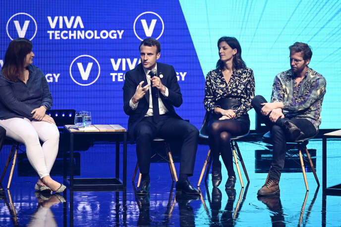Emmanuel Macron débat avec les PDG des entreprises françaises Frichti, Flora Coleman (à sa droite), et Vinted, Thomas Plantenga, lors du salon VivaTech, jeudi 16 mai, à Paris.