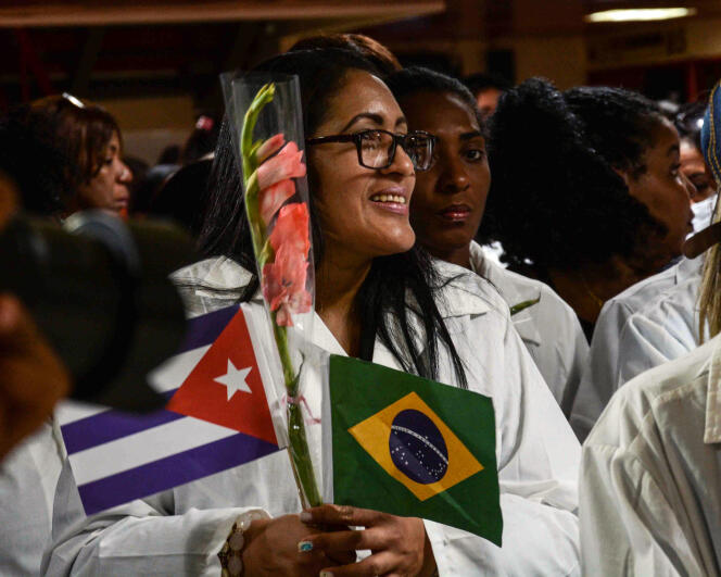 Des médecins cubains de retour du Brésil, en novembre 2018.
