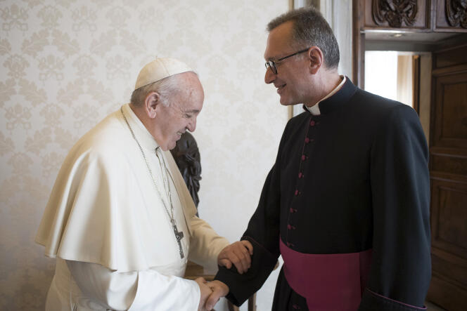 Le pape François et Olivier Ribadeau-Dumas, secrétaire général de la Conférence des évêques de France, au Vatican, le 12 avril.