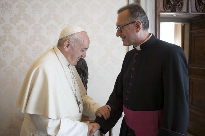 Le pape FranÃ§ois et Olivier Ribadeau-Dumas, secrÃ©taire gÃ©nÃ©ral de la ConfÃ©rence des Ã©vÃªques de France, au Vatican, le 12 avril.