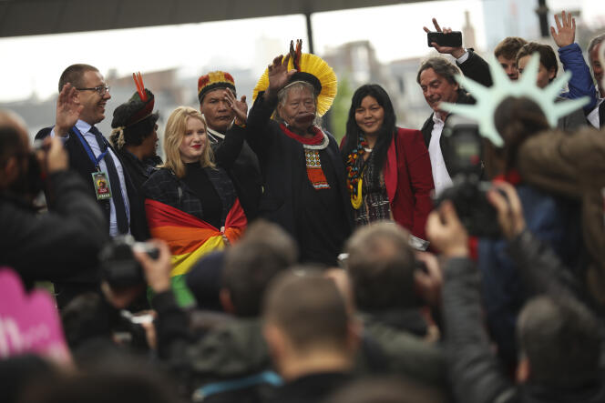Raoni, le 17 mai, lors d’une marche pour le climat à Bruxelles. Deuxième personne à sa gauche, le cinéaste Jean-Pierre Dutilleux.