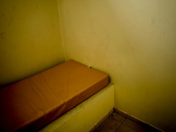 Matelas dans la cellule d'isolement lors d'une visite du Centre de Retention Adminisrative du Mesnil-Amelot, le 6 mai.