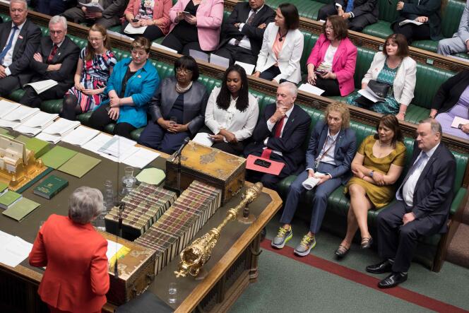 La première ministre britannique, Theresa May, à la Chambre des communes à Londres, le 15 mai.