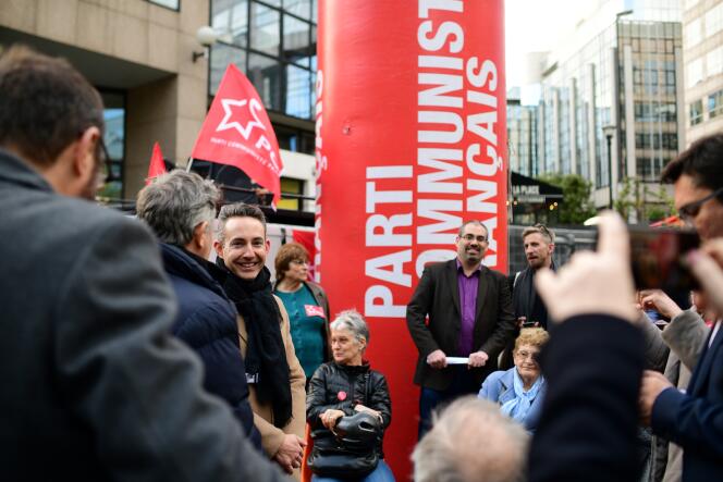 Ian Brossat, tête de liste du PCF aux européennes, devant les locaux de la chaîne CNews à Boulogne-Billancourt, le 8 avril.