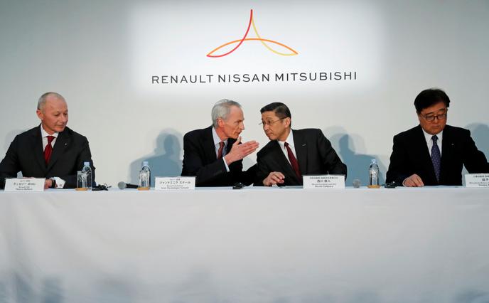 De gauche à droite, Thierry Bolloré, directeur général de Renault, Jean-Dominique Senard, président du constructeur français, Hiroto Saikawa, PDG de Nissan, et Osamu Masuko, patron de Mitsubishi, le 12 mars 2019 à Yokohama.