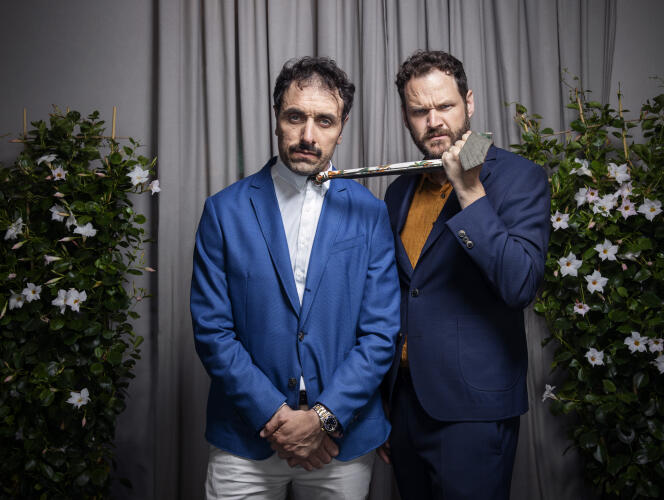 L’acteur et réalisateur Michael Angelo Covino (à gauche) et l’acteur Kyle Marvin (à droite), sur la terrasse du Palais des festivals à Cannes, le 17 mai.