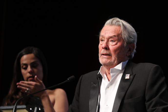 Festival De Cannes 2019 Alain Delon Emu Aux Larmes Recoit Une