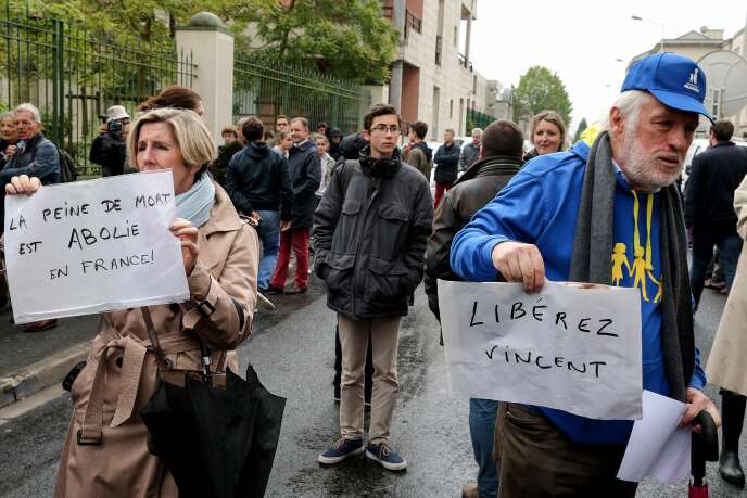 Rassemblement pour protester contre l’annonce de l’arrêt des soins prodigués à Vincent Lambert, devant le CHU de Reims (Marne), le 19 mai.