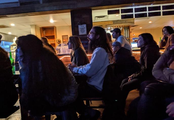 Lors de cette ultime séance de « Game of Thrones »,  dimanche soir 19 mai, dans un bar à bières d’Oakland (Californie).