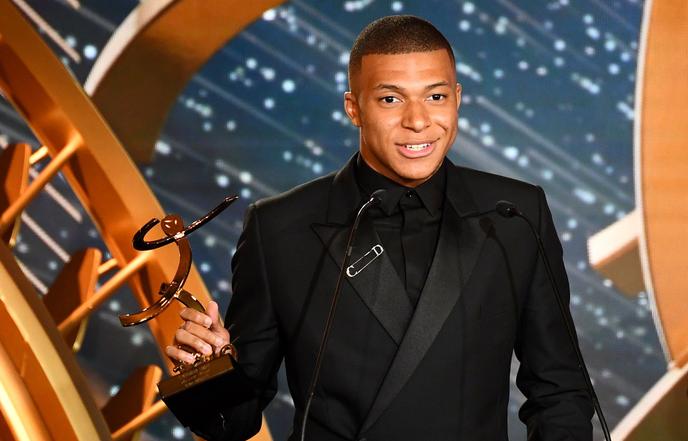 Kylian Mbappé receives his trophy for best player of the season in Ligue 1, May 19.