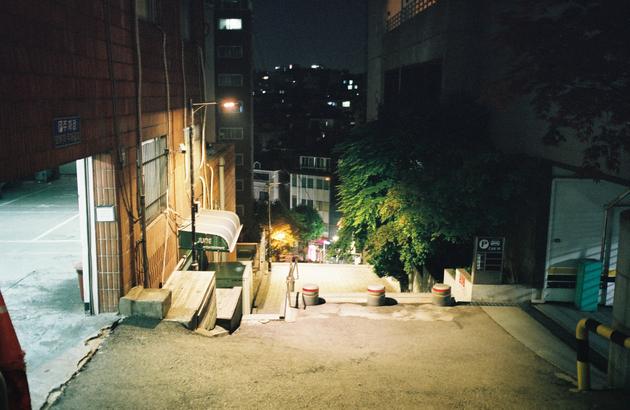 Une rue de Gangnam, la nuit.