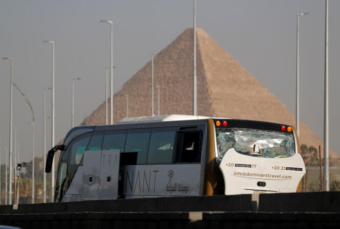 L’engin explosif a détoné au passage de cet autocar de tourisme, près des pyramides de Gizeh, au sud-ouest du Caire, le 19 mai.