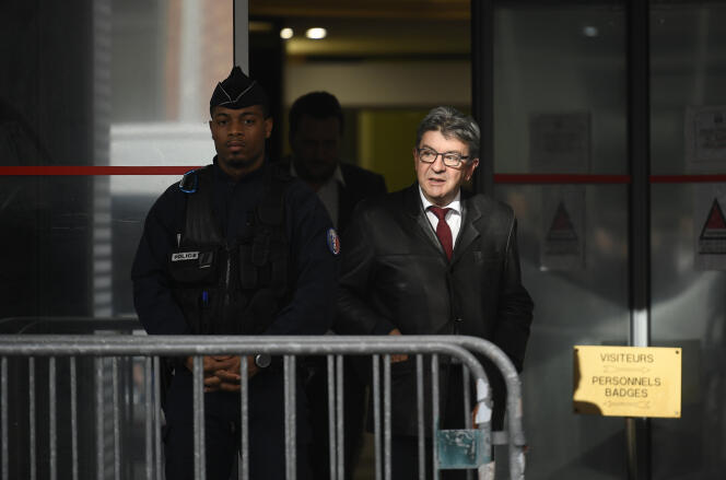 Le président de La France insoumise, Jean-Luc Mélenchon, quitte les locaux de la police anti-corruption de Nanterre, le 18 octobre 2018.