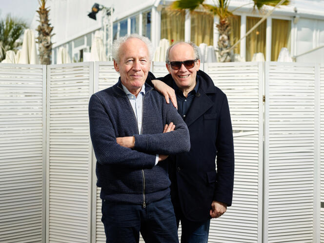 Jean-Pierre (à gauche) et Luc Dardenne sur la plage du Majestic à Cannes, le 20 mai.