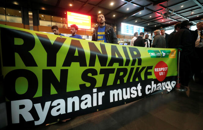 Des salariés de Ryanair débraient à l’aéroport de Charleroi Bruxelles-Sud, en septembre 2018. Sur la banderole, on peut lire : « Ryanair en grève. Ryanair doit changer. »