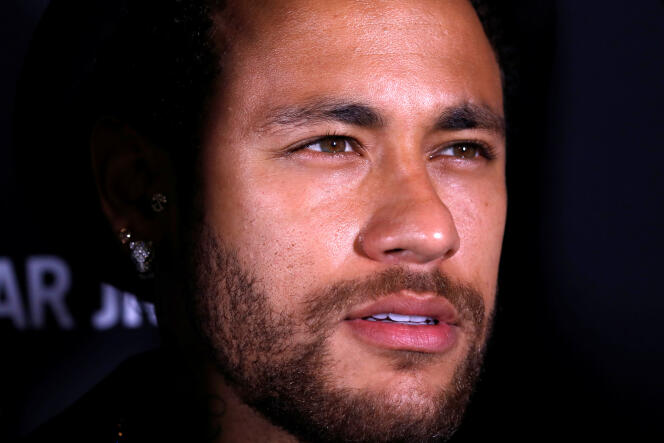 Neymar pose lors du lancement de son nouveau parfum « Spirit Of The Brave » lors d’une soirée à Paris, le 21 mai.