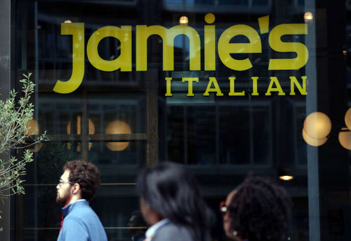 Des passants devant un restaurant fermé de l’enseigne Jamie’s Italian, mardi 21 mai, à Londres.