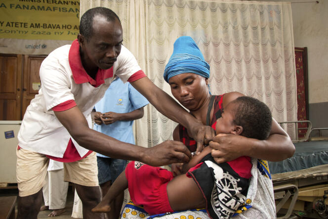 Un enfant est vacciné contre la rougeole dans le Centre de santé de base d’Anivorano (province d’Antsiranana) en février 2019 alors qu’une épidémie sévit à Madagascar.