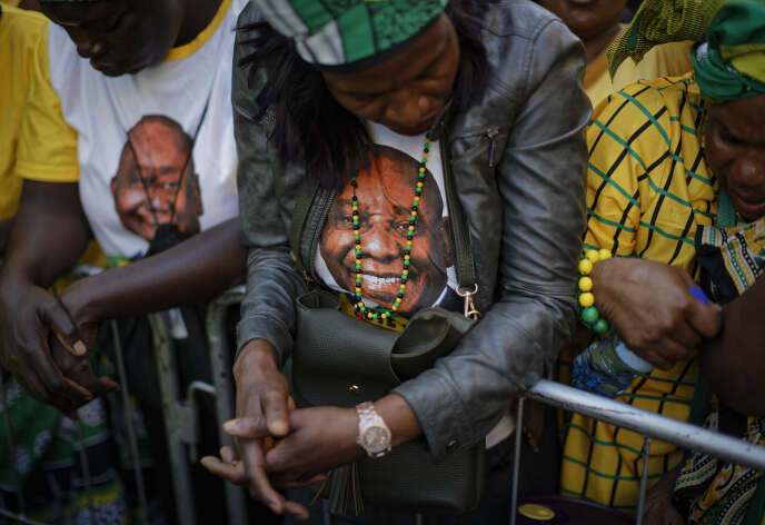 Des partisans du nouveau président Cyril Ramaphosa, à Johannesburg, le 12 mai, lors d’un rassemblement après la victoire de son parti, le Congrès national africain, aux élections générales.