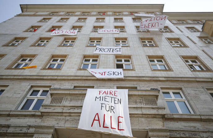 Contre la hausse des prix de l’immobilier, des banderoles demandent de « justes loyers pour tous », dans la Karl-Marx Allee, à Berlin, le 6 avril.
