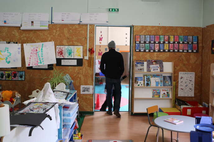 Le maire de l’Hospitalet-près-l’Andorre, Arnaud Diaz, dans la salle de classe unique du village.