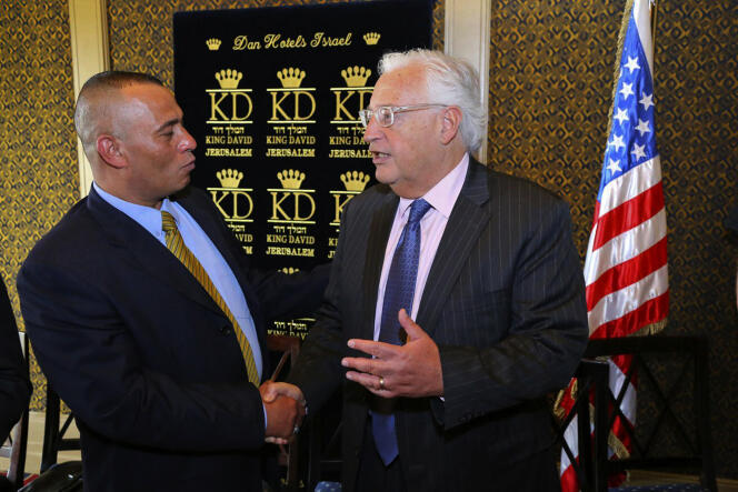 L’homme d’affaires palestinien Ashraf Jabari et l’ambassadeur américain en Israël  David Friedman, en mai 2018 à Jérusalem. Ashraf Jabari, qui pourrait se rendre à la réunion de Bahreïn, s’est dit favorable à l’initiative de Washington.