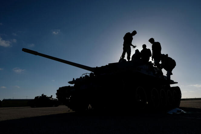 Des membres de l’Armée nationale libyenne (ANL) commandée par le maréchal Khalifa Haftar, à Benghazi le 13  avril.