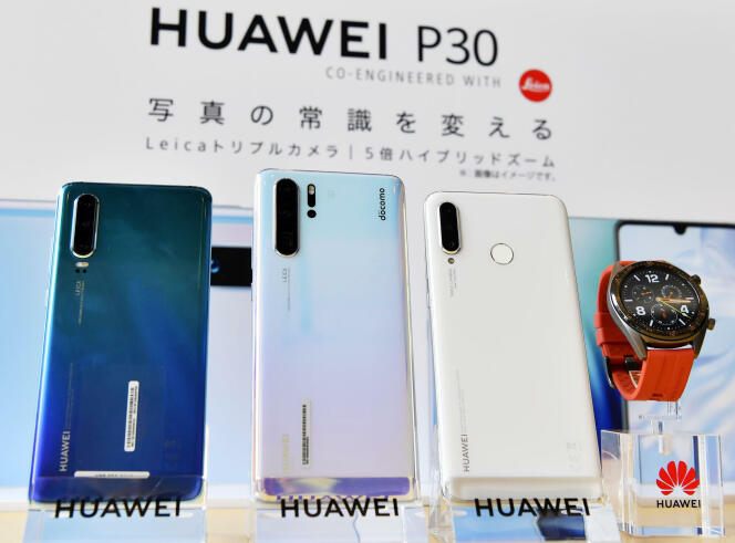 Des téléphones Huawei lors d’une conférence de presse à Tokyo, le 21 mai.