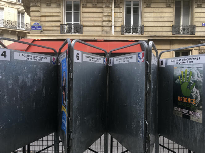 Des panneaux électroraux, à Paris, le 22 mai.